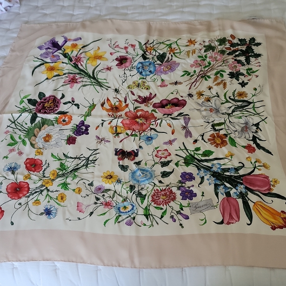 Gucci Floral 100% Silk Scarf Beige Border 34 X 34